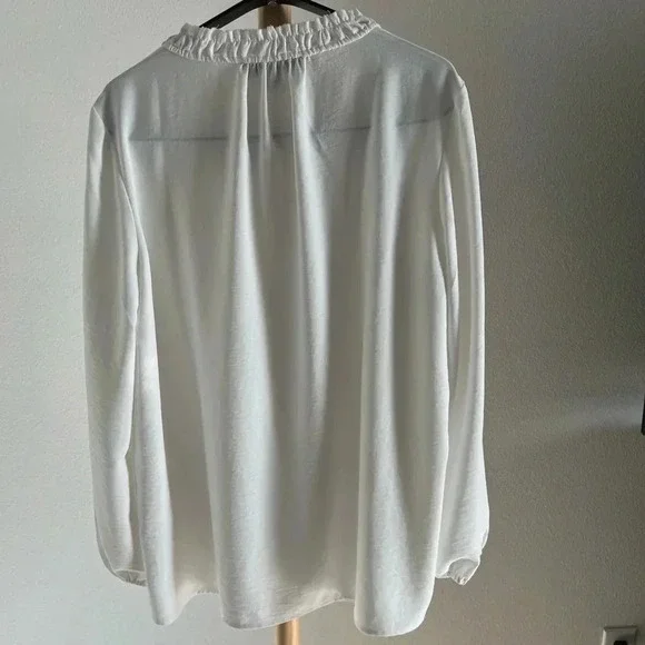 Tommy Hilfiger top, created a solid-color style that's wearable. Size X-large - Picture 7 of 13